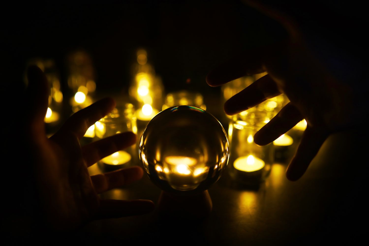 Consultation de voyance à Toulouse - boule de cristal et bougies rituelles